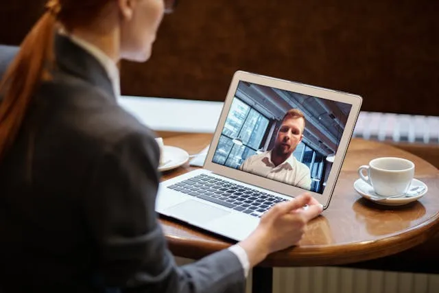 Attorney delivering a courtroom presentation using clear visuals and strategic communication, demonstrating effective trial presentation tips.